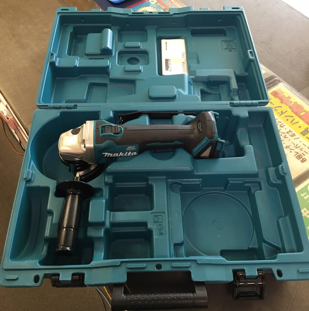 マキタ 充電式ディスクグラインダ GA404D お売り頂きました。