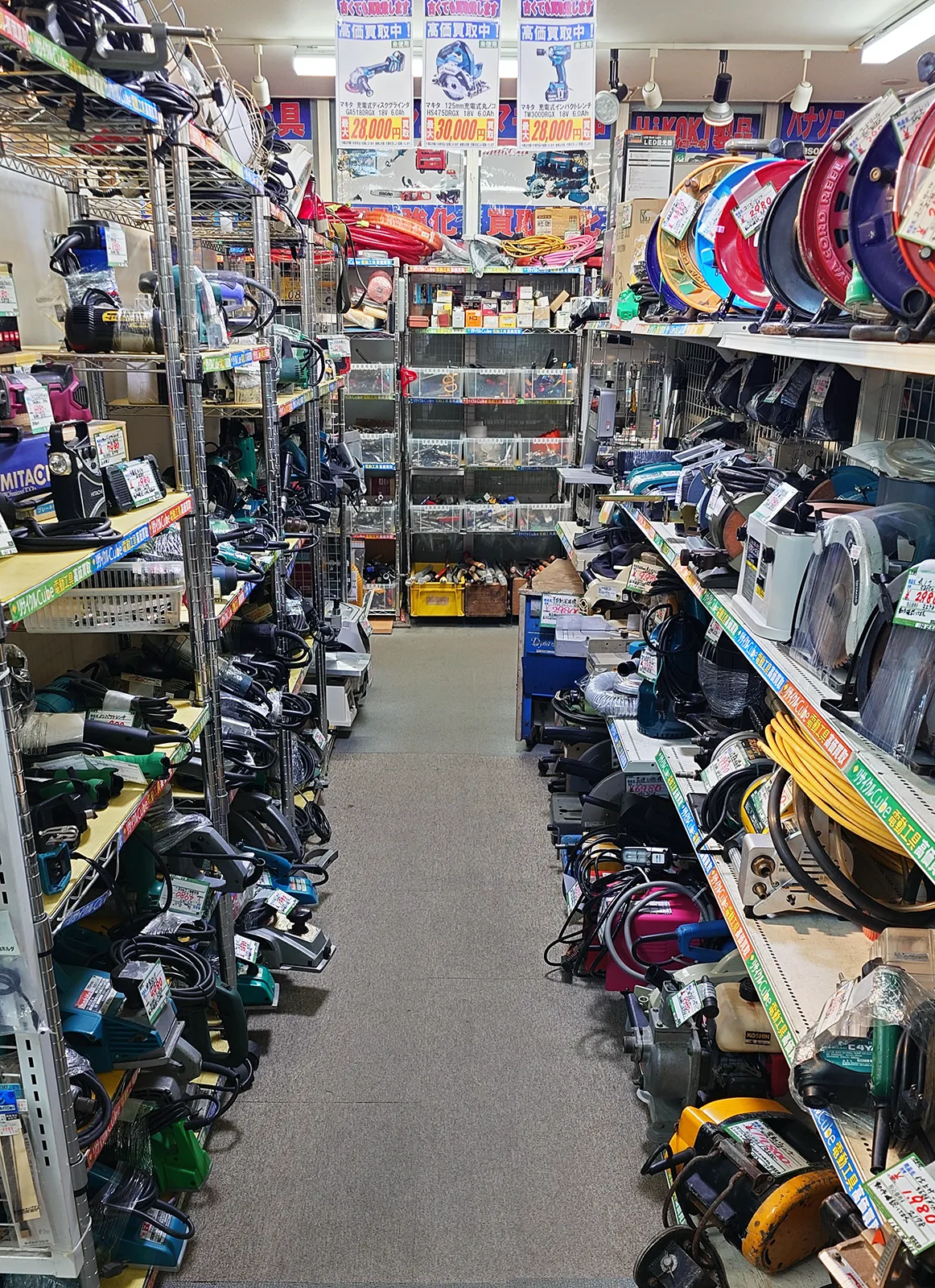 リサイクルCube福山新涯店の工具コーナー(売場の様子)