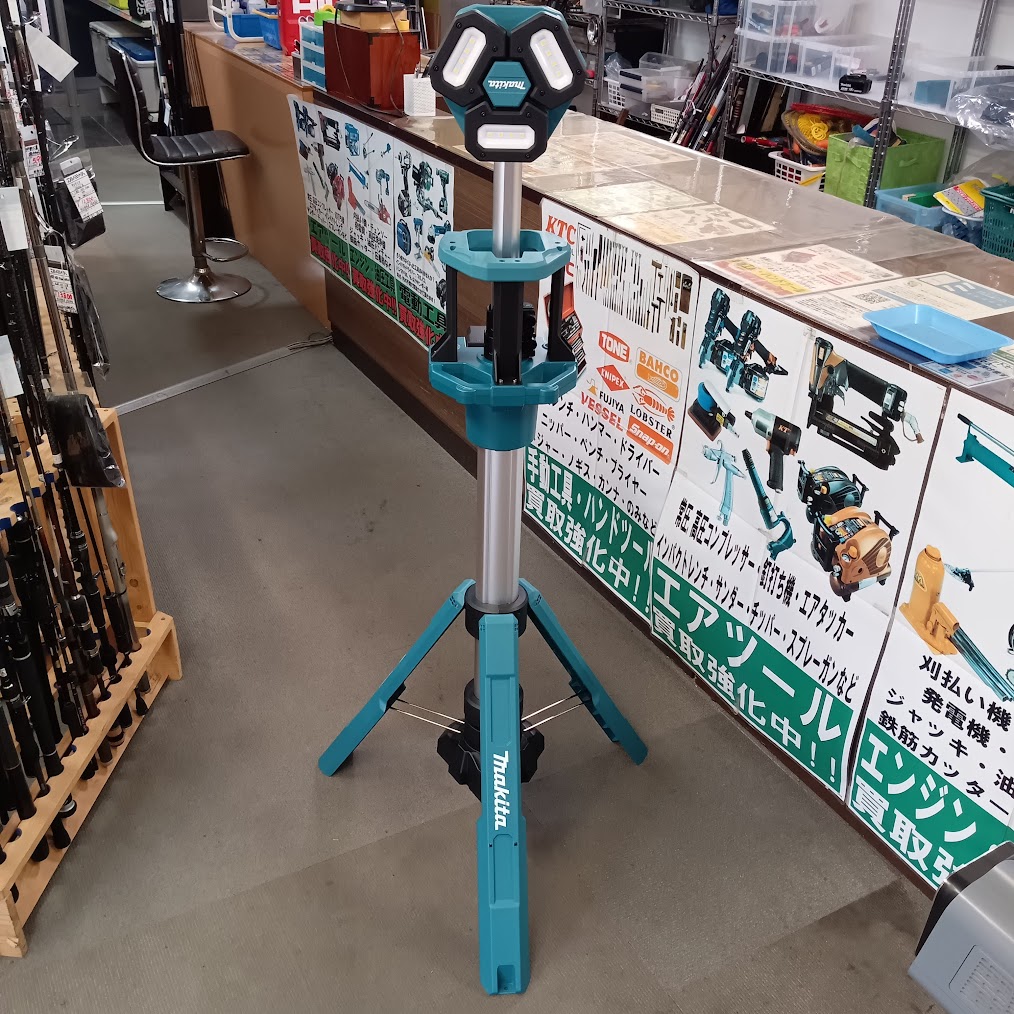 マキタ 充電式タワーライト ML814 をお売りいただきました。